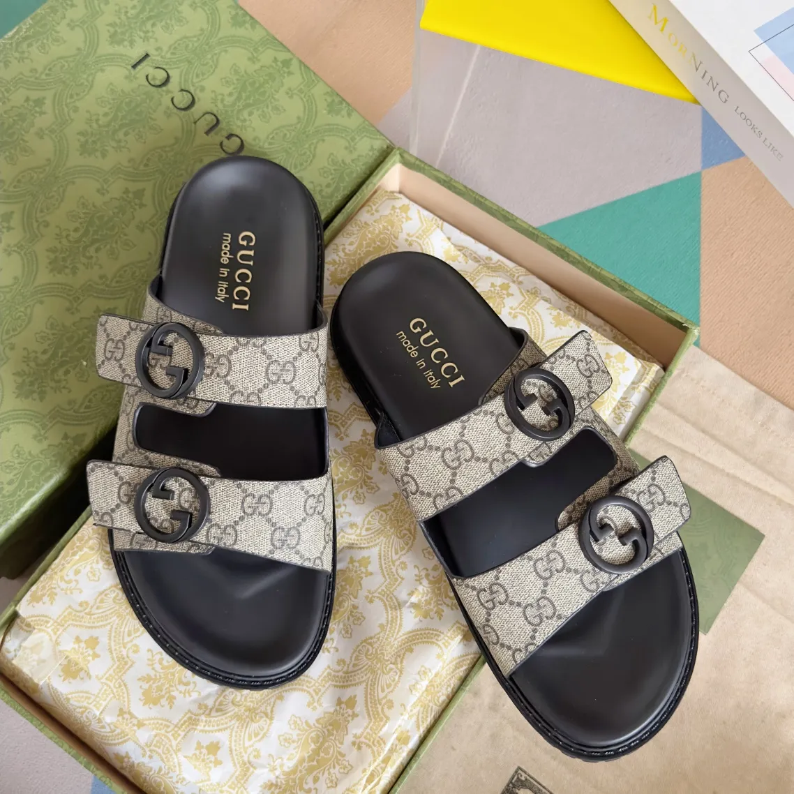 [G Home] Men's Men's Shoes💰:300💰Size:38-45 GUCC Gucci Original Order Quality 🆕2024Gucci Gucci Summer New Style Double G Presbyopia Flip-flops Cross Sandals Thick Sole Slippers Beach Shoes Original Purchase and Development Production G family's 2024 new summer dark horse items, fashion bloggers at home and abroad have put on the show, and it has become popular on social platforms at home and abroad. Fashionistas must pay for it, and they spend a lot of money to create ingenious craftsmanship and accurately restore every detail. Exquisite packaging at the delivery counter🛍📦 ▪️ Fabric: Original imported double G presbyopic leather ▪️ Lining: Original imported leather ▪️ Sole: Original open molded T men's shoes 💰U outsole ▪️ Bottom thickness: 3CM